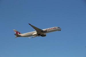 startender Flieger (A350) von Qatar Airways