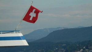 Flagge Schweiz auf Schiff in Zürich